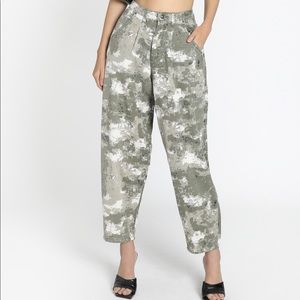 Lioness pants size small